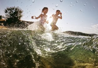 Οι κορυφαίοι προορισμοί, δίπλα στη θάλασσα, στην Ελλάδα για διακοπές με παιδιά