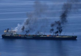 Διαρροή πετρελαίου από το δεξαμενόπλοιο Sounion το οποίο φλέγεται μετά την επίθεση των Χούθι