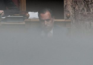 Θράσος Άδωνι Γεωργιάδη ενώ άνθρωποι πεθαίνουν λόγω ελλείψεων – «Πουλάει» το ΕΣΥ με… Μπόρις Τζόνσον