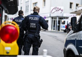 Γερμανία: Αστυνομικοί σκοτώνουν άνδρα οπλισμένο με μαχαίρια που «αποπειράθηκε να τους επιτεθεί»