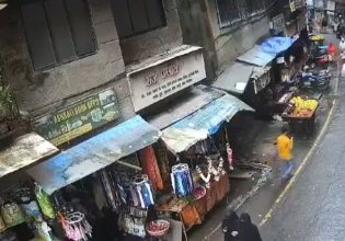 Ινδία: Τρίχρονο κοριτσάκι έχασε τη ζωή του όταν σκύλος έπεσε πάνω του από μεγάλο ύψος