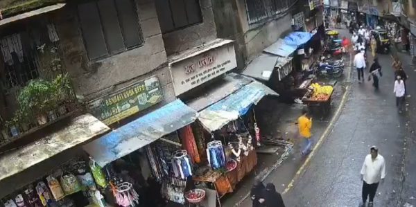 Ινδία: Τρίχρονο κοριτσάκι έχασε τη ζωή του όταν σκύλος έπεσε πάνω του από μεγάλο ύψος