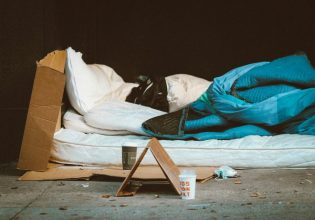 Γαλλία: Περισσότερα από 2.000 παιδιά κοιμούνται στο δρόμο