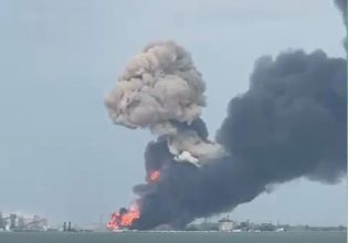 Ρωσία: Πυρκαγιά σε λιμάνι μετά από ουκρανική επίθεση – Αναφορές ότι χτυπήθηκε και πλοίο