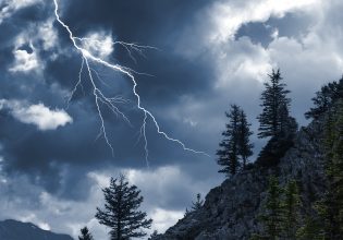 Κακοκαιρία: Με 20.000 κεραυνούς και ισχυρές καταιγίδες ξεκίνησε το τριήμερο αστάθειας