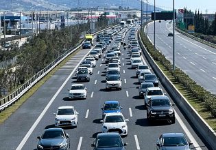 Επιστροφή αδειούχων – Καθυστερήσεις στην εθνική οδό – Τροχαίο στο ύψος των Μεγάρων