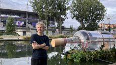 Kαλλιτέχνης θα μείνει για δέκα ημέρες σε ένα γιγαντιαίο μπουκάλι έξω από το Ολυμπιακό Στάδιο του Παρισιού