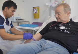 Καρκίνος του πνεύμονα: Αυτός είναι ο πρώτος ασθενής στη Βρετανία που έκανε το εμβόλιο – «Είναι ανώδυνο»