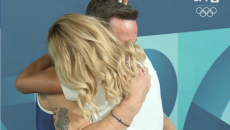 Συγκλονιστική στιγμή: Ο Πετρούνιας «λυγίζει» στην αγκαλιά της Μιλλούση (vid)