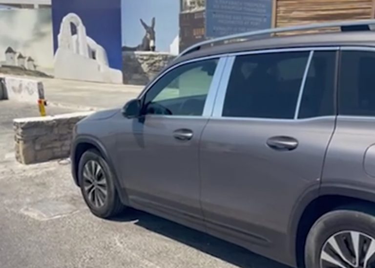 Έι, πειρατή: Και τον έπιασαν να κάνει παράνομες μετακινήσεις τουριστών και προσπάθησε να τους δωροδοκήσει