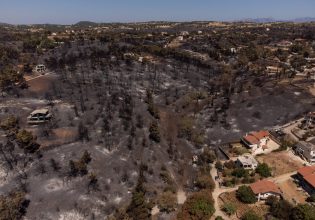Φωτιά στην Αττική: Κάτοικος Βαρνάβα περιγράφει τις πρώτες δραματικές ώρες της τεράστιας πυρκαγιάς