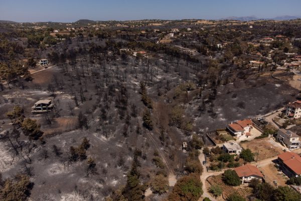 Φωτιά στην Αττική: Κάτοικος Βαρνάβα περιγράφει τις πρώτες δραματικές ώρες της τεράστιας πυρκαγιάς