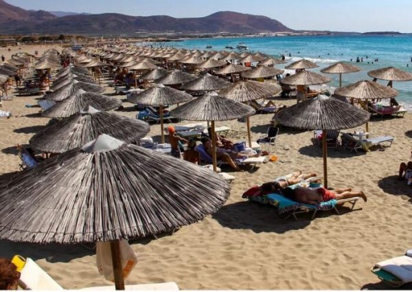 Αρτέμιδα: Συμμορία ανηλίκων έκλεβε σακίδια στην παραλία της Λούτσας – Πέντε συλλήψεις