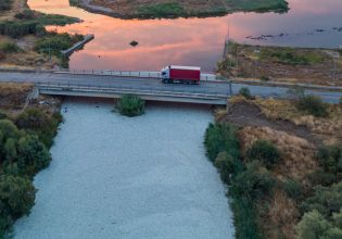Βόλος: Εικόνες αποκάλυψης στον χείμαρρο του Ξηριά – Νεκρά ψάρια σε μήκος 500 μέτρων