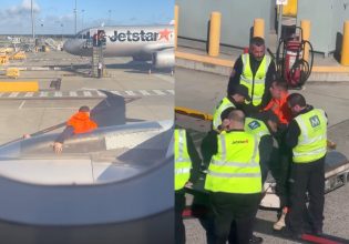 Αυστραλία: Χάος σε πτήση – Επιβάτης άνοιξε την έξοδο κινδύνου και περπάτησε στο φτερό του αεροσκάφους