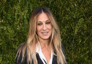 Χωρίς… παπούτσια η Σάρα Τζέσικα Πάρκερ – Γιατί βάζει λουκέτο στην SJP