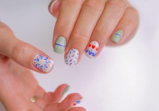 Έχετε κοντά νύχια; Τα σχέδια και χρώματα που σας προτείνουμε να δοκιμάσετε