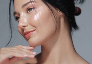 Demure Makeup: Η τάση για την οποία όλοι μιλούν στο TikTok