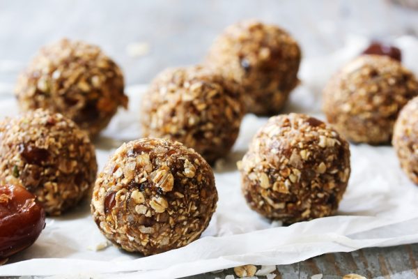 Υγιεινό σνακ: Η top συνταγή για τις πιο γευστικές, ενεργειακές μπάλες αμυγδάλου