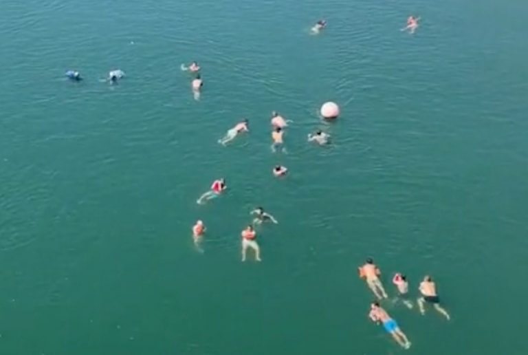 Στην Ελβετία κάποιοι άνθρωποι πάνε στη δουλειά τους κολυμπώντας και ο Diplo δεν μπορεί να το πιστέψει