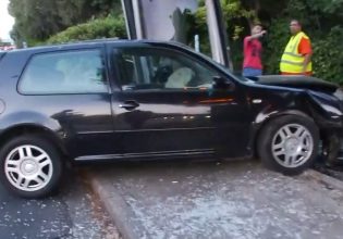 Σοβαρό τροχαίο στη λεωφόρο Κηφισίας – Αυτοκίνητο «καρφώθηκε» σε στάση λεωφορείου