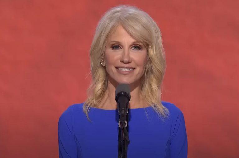 Στα μανταλάκια του νόμου περί ξένων πρακτόρων η πρώην σύμβουλος του Τραμπ – Για ποιον δουλεύει