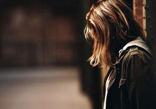 Κολωνός: «Από την στιγμή που ήθελε και η ίδια δεν μπορώ να πω κάτι» – Τι λέει ο γιος του 44χρονου για την 16χρονη