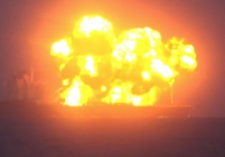 Χούθι: Η στιγμή που ανατινάζουν το ελληνόκτητο εμπορικό πλοίο