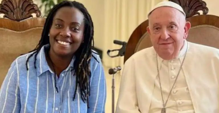 Ο Πάπας Φραγκίσκος καταγγέλλει τις διακρίσεις κατά των ΛΟΑΤΚΙ+ σε συνάντηση με ακτιβίστρια από την Ουγκάντα