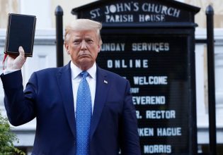 Ντόναλντ Τραμπ: Πόσα έβγαλε πουλώντας αντίτυπα της Βίβλου