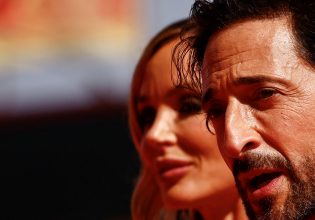 Ο Άντριεν Μπρόντι συγκινείται καθώς η ιστορία του «The Brutalist» κερδίζει 12λεπτο χειροκρότημα στη Βενετία