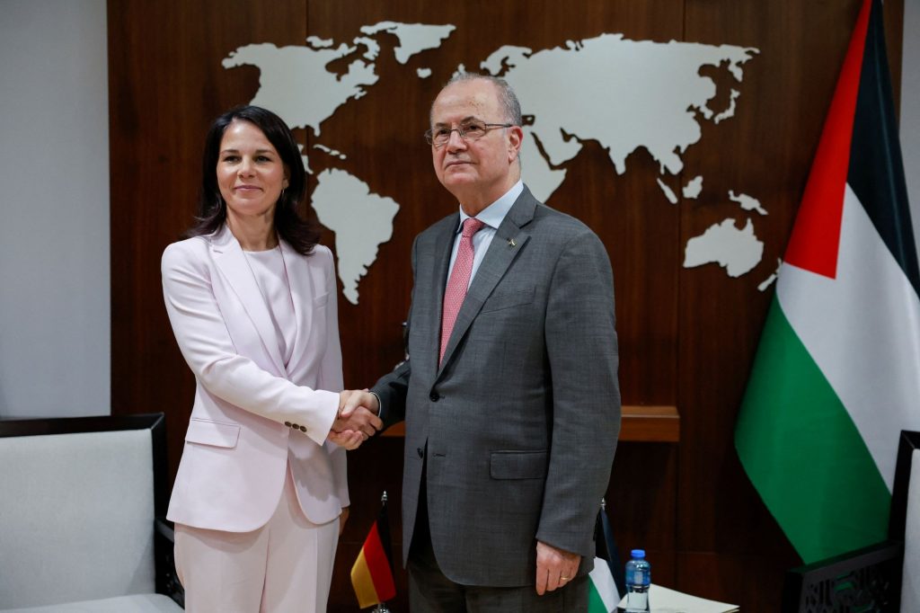 Η Αναλένα Μπέρμποκ συναντήθηκε και με τον Παλαιστίνιο πρωθυπουργό Μοχάμεντ Μουσταφά στη Ραμάλα.