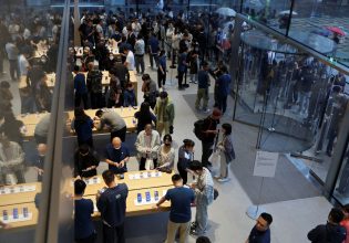 Στην ουρά για ένα iPhone 16: Πανικός από καταναλωτές για να προλάβουν το νέο μοντέλο της Apple