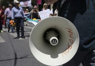 Η κοινωνική αντιπολίτευση ετοιμάζεται να βγει στους δρόμους, αλλά η πολιτική ασχολείται με τους… διαδρόμους