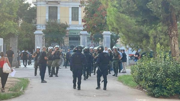 Ένταση στο Πολυτεχνείο στα Εξάρχεια – 14 προσαγωγές σε εκδήλωση παρουσία Σταϊκούρα