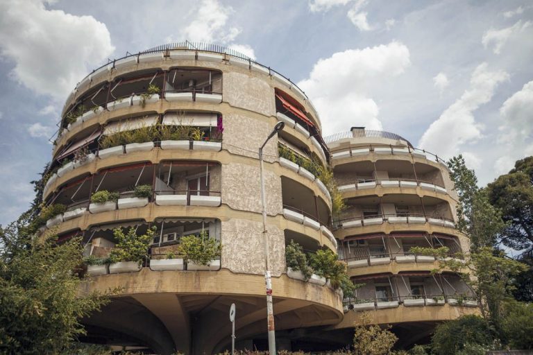 Τρεις πολυκατοικίες της Αθήνας με ιστορία