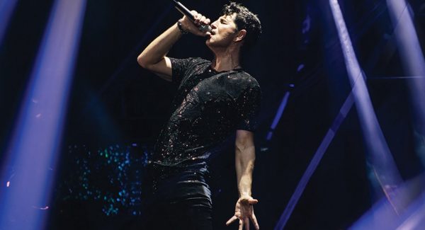 Σάκης Ρουβάς: Λύγισε από τη συγκίνηση στην συναυλία στο Κατράκειο – Δείτε το βίντεο του in