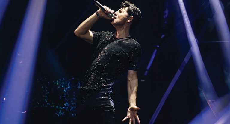 Σάκης Ρουβάς: Λύγισε από τη συγκίνηση στην συναυλία στο Κατράκειο – Δείτε το βίντεο του in