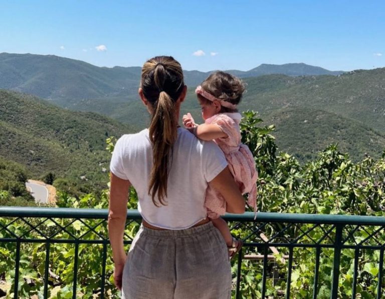 «Η πρώτη φορά της Αθηνάς στην Ελλάδα»: Η ανάρτηση της Μαρίας Μενούνος με την κορη της