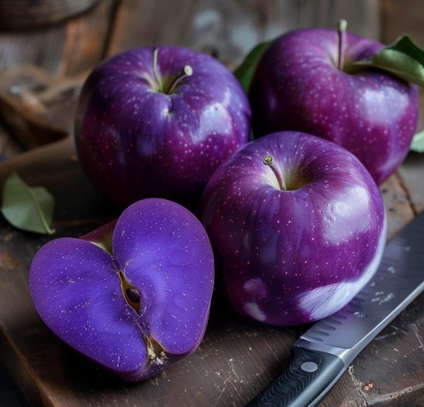 Τα «μωβ μήλα» προκαλούν φρενίτιδα στα στα social media – Όμως… υπάρχει μια παγίδα