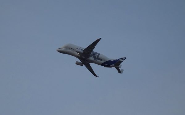 Airbus Beluga: Το πιο περίεργο αεροπλάνο στον κόσμο προσγειώθηκε στην Αγγλία