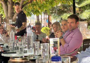 Κασσελάκης: «Επιστρέφω σύντομα», έγραφε στην αφιέρωση σε καφενείο της Τρίπολης