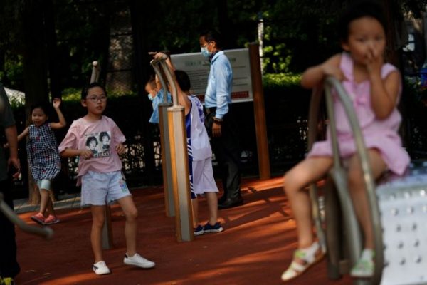 Δεν θα σας αφήσουμε να υιοθετήσετε τα παιδιά μας, λέει η Κίνα στη Δύση