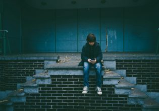 Σχολεία: Αυτή θα είναι η τιμωρία για κατοχή και χρήση κινητού