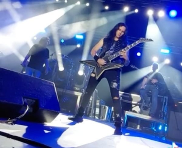 Φεστιβάλ ΚΝΕ: Βασίλης Παπακωνσταντίνου και Gus G. χάρισαν την πιο rock εκδοχή του «Ελλάς»