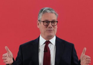 Κιρ Στάρμερ: Θα πάψει να δέχεται δωρεές για τα ρούχα του, ανακοινώθηκε μετά τον σάλο στη Βρετανία