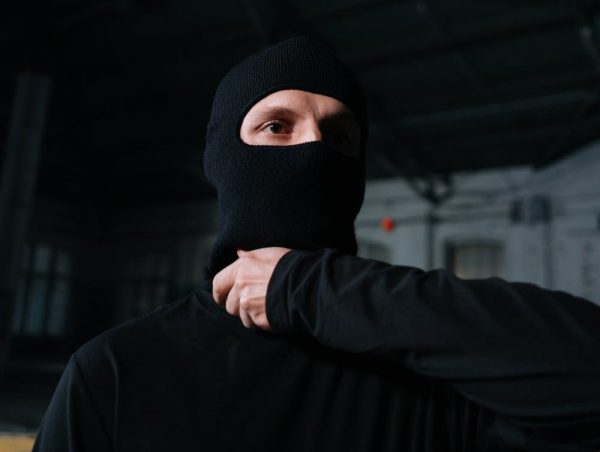 Τρόμος: Ληστές ντυμένοι… αστυνομικοί μπούκαραν σε σπίτι με βαριοπούλα, βασάνισαν τα θύματα -«Φέρτε τα λεφτά»