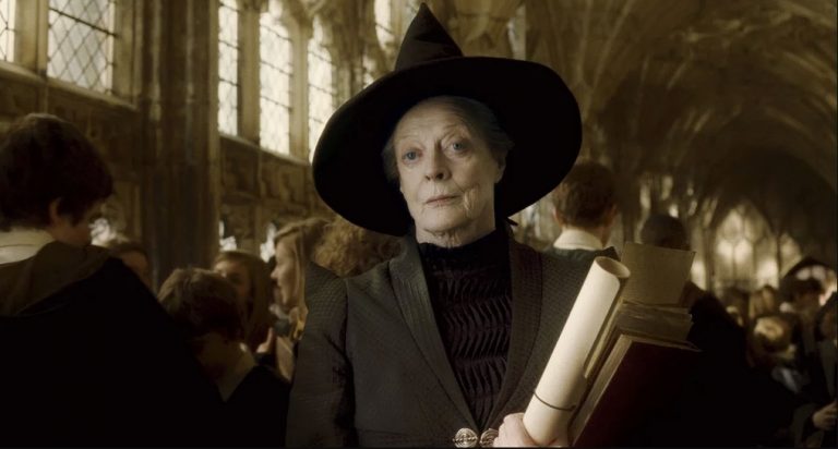 Μάγκι Σμιθ: «Potterheads» σήκωσαν τα ραβδιά τους στον αέρα προς τιμήν της έξω από το Χόγκουαρτς