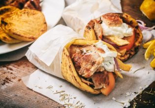 Σουβλάκι: Απλησίαστο για το ελληνικό νοικοκυριό – Πιο ακριβό μέσω ηλεκτρονικής παραγγελίας