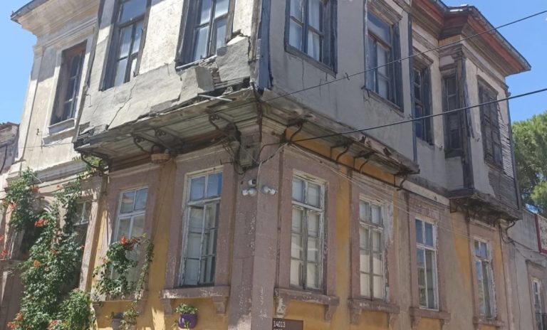 Ηλίας Βενέζης: Αφημένο στην τύχη του το σπίτι του στο Αϊβαλί – Εικόνες που προκαλούν θλίψη
